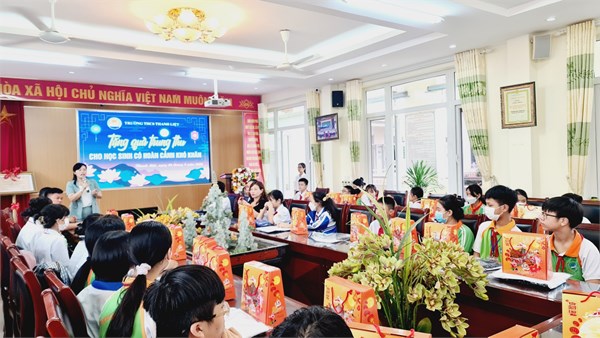 Một số hình ảnh tặng quà trung thu cho học sinh có hoàn cảnh khó khăn của trường THCS Thanh Liệt năm học 2022-2023